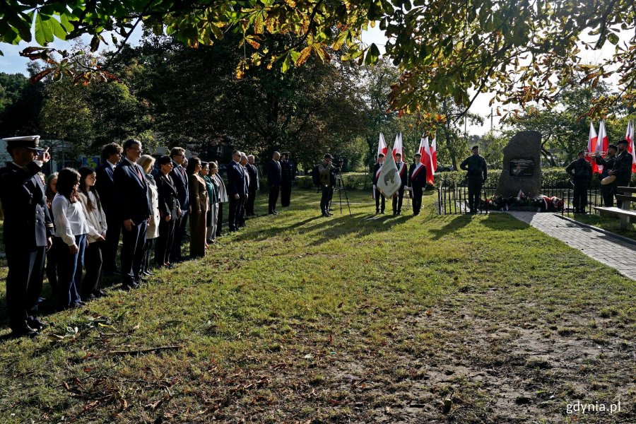 Uczestnicy uroczystości z okazji 87. rocznicy zakończenia walk w obronie Kępy Oksywskiej zgromadzenia przy Obelisku Obrońc&oacute;w Kępy Oksywskiej na Babich Dołach 