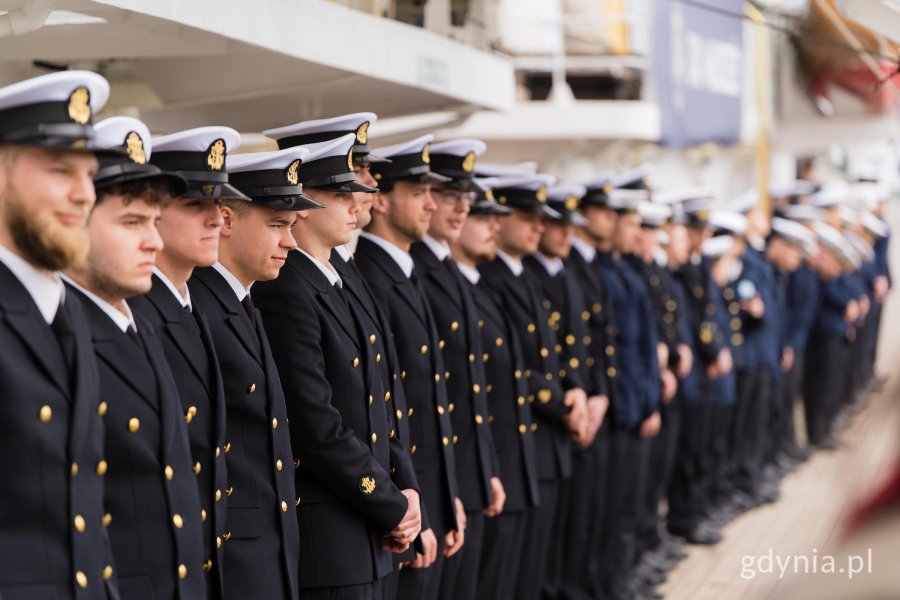 Studenci oraz kadeci biorący udział w rejsie szkoleniowym na &bdquo;Darze Młodzieży" (fot. Paweł Budziński)