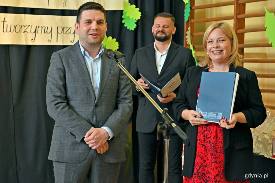 Wiceprezydenci Oktawia Gorzeńska i Maciej Zielonka podczas uroczystości z okazji 65-lecia Szkoły Podstawowej nr 26 w Gdyni
