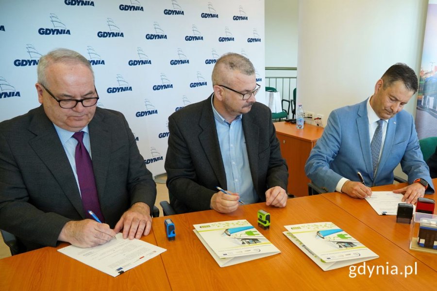 Piotr Małolepszy - prezes zarządu PKT, Tomasz Labuda - zastępca prezesa zarządu PKT, Andrzej Sienkiewicz - dyrektor sprzedaży krajowej Solaris Bus & Coach Sp. z o.o. podpisujący umowę na zakup trolejbusów