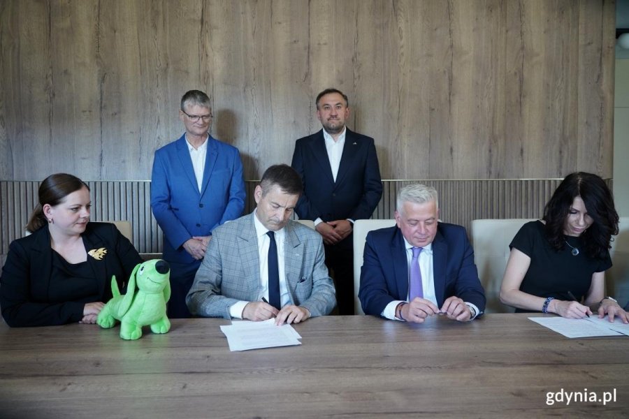 Podpisanie umowy na dostawę 18 nowych, spalinowych autobus&oacute;w. Na zdjęciu widoczni od lewej: Aleksandra Kosiorek, prezydent Gdyni, Andrzej Sienkiewicz, dyrektor sprzedaży krajowej Solaris Bus & Coach sp. z o.o., Tomasz Konewka, prezes zarządu sp&oacute;łki Gdyńska Komunikacja Miejska oraz Agnieszka Jankowska, wiceprezes zarządu GKM sp. z o.o. Z tylu Tomasz Augustyniak, wiceprezydent Gdyni oraz Rafał Geremek, wiceprezydent Gdyni. (fot. Łukasz Kamasz)