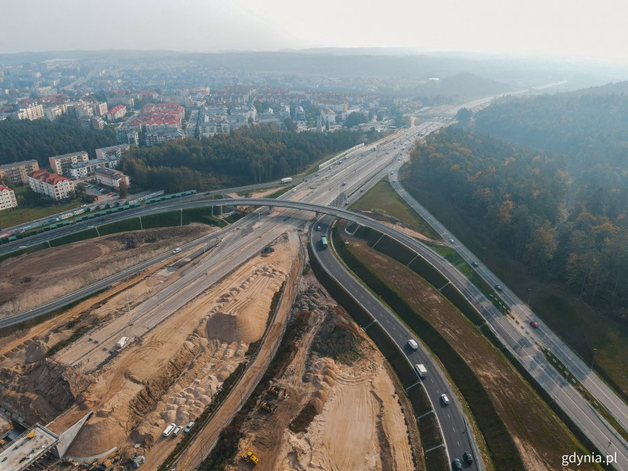 Nowy wiadukt nad Obwodnicą Trójmiasta w tle Fikakowo. Widok na południe, w kierunku Gdańska // fot. Marcin Mielewski