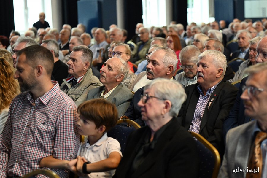 Uroczystość wręczenia odznak honorowych w Sali Koncertowej Portu Gdynia w ramach gdyńskich obchodów 45. rocznicy zakończenia strajków i podpisania porozumień sierpniowych (fot. Michał Puszczewicz)