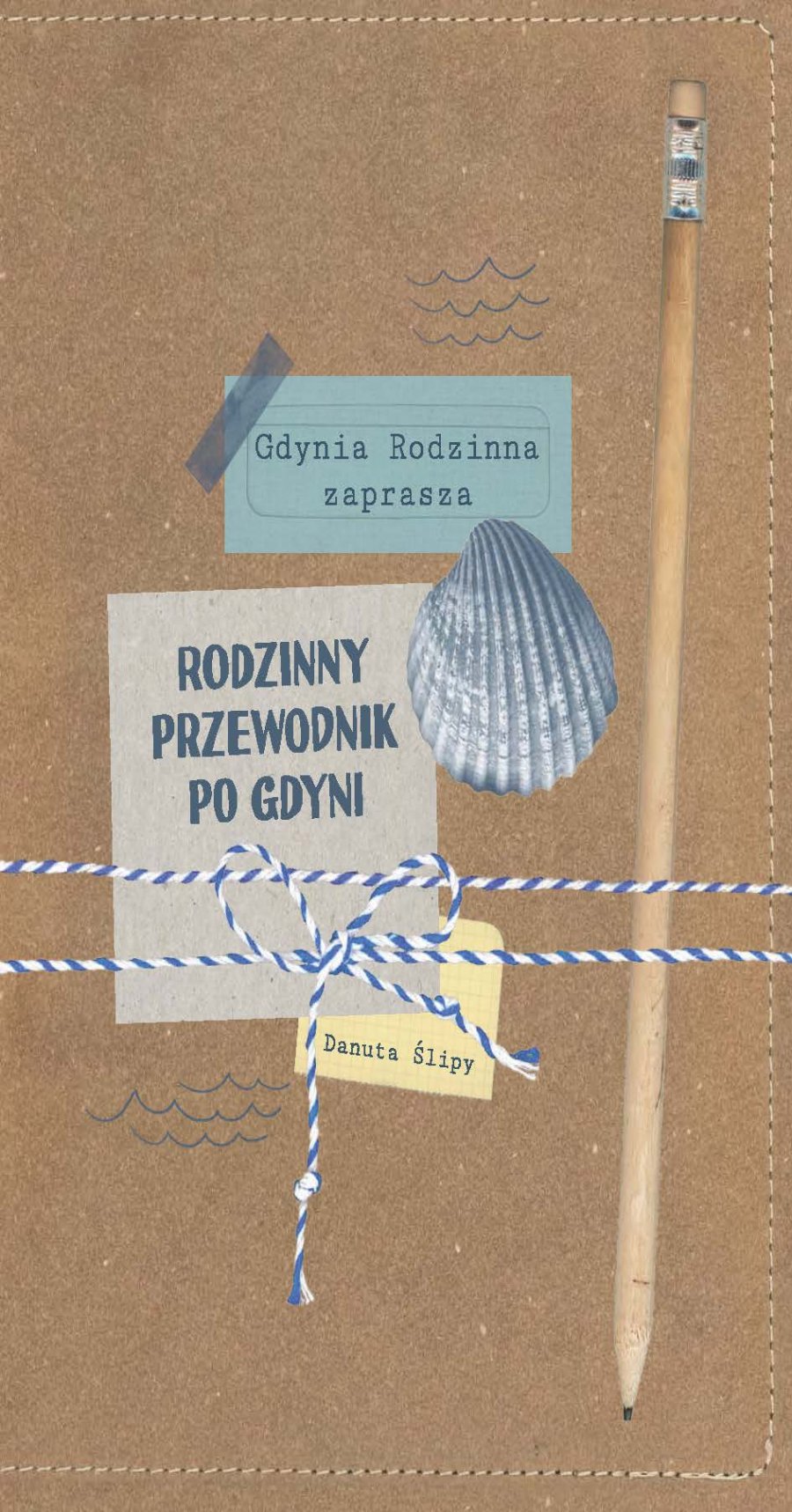 Piaskowego koloru okładka z 3 naklejkami: "Gdynia Rodzinna zaprasza", "Rodzinny przewodnik po Gdyni" oraz "Danuta Ślipy", która jest autorką. Na niej leży drewniany ołówek, całość przewiązana biało-niebieskim sznurkiem
