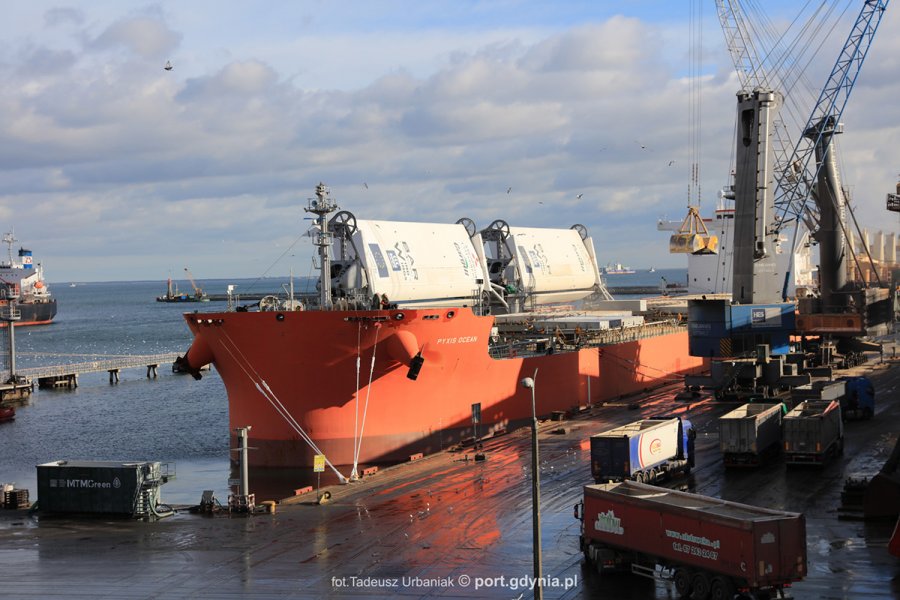 częściowo napędzany wiatrem masowiec MV Pyxis Ocean