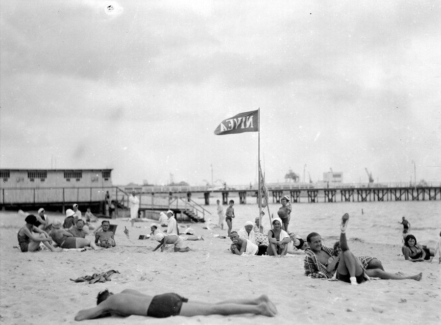 Plażowicze podczas wypoczynku nad morzem Bałtyckim, lipiec 1932, NAC
