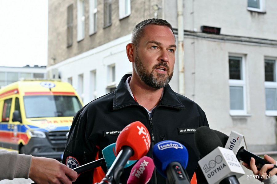 Jacek Adamonis &ndash; dyrektor Miejskiej Stacji Pogotowia Ratunkowego w Gdyni podczas konferencji z okazji przekazania dw&oacute;ch ambulans&oacute;w Miejskiej Stacji Pogotowia Ratunkowego w Gdyni 
