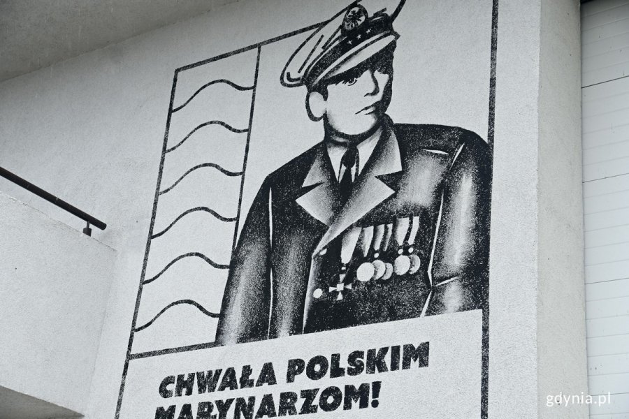Lewa strona muralu „Chwała polskim marynarzom”. U góry podobizna kmdr. Czesława Cześnika - pierwszego komendanta Ośrodka Szkolenia Żeglarskiego Marynarki Wojennej 