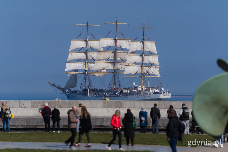 &bdquo;Dar Młodzieży" rozpoczął dziś rejs liczący około 12 tysięcy mil morskich (fot. Paweł Budziński)