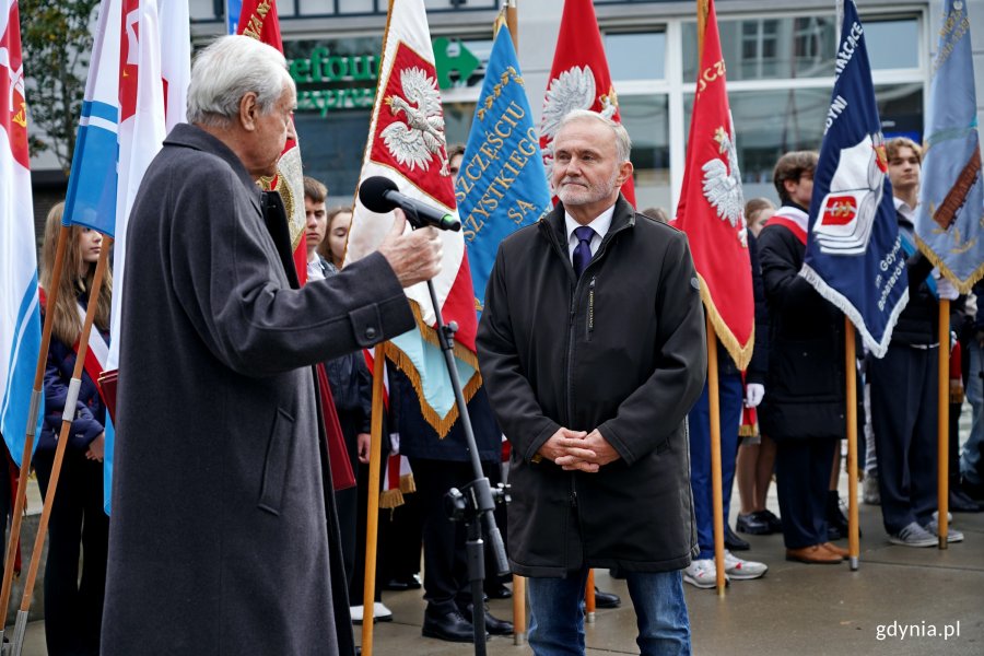 Wieloletni prezydent Gdyni Wojciech Szczurek odbierający ryngraf od Andrzeja Krajniaka - prezesa stowarzyszenia Gdynian Wysiedlonych podczas uroczystości upamiętniających 86. rocznicę pierwszych wysiedleń gdynian 
