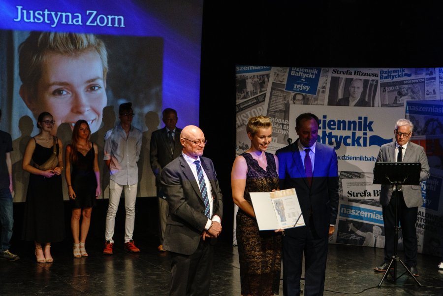 Justyna Zorn - gdynianka nominowana do tytułu Człowieka Roku 2020 "Dziennika Bałtyckiego" wraz z Tomaszem Niskiem - prezesem gdańskiego oddziału Polska Press (po lewej) oraz Mieczysławem Strukiem - marszałkiem województwa pomorskiego (po lewej) // fot. Anna Rezulak