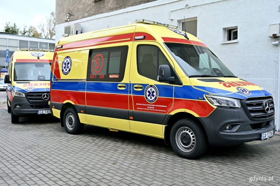 Dwa ambulanse, kt&oacute;re dołączyły do floty Miejskiej Stacji Pogotowia Ratunkowego w Gdyni 