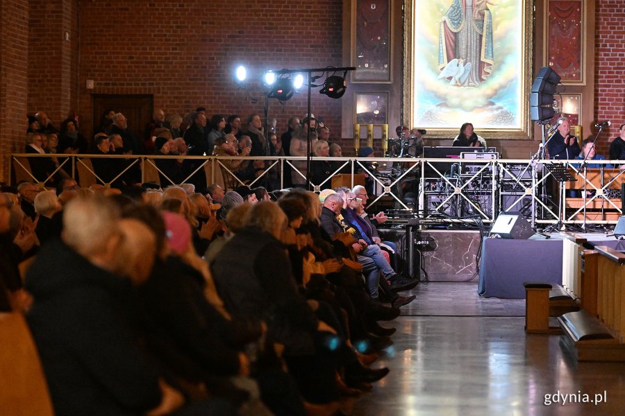 Publiczność przysłuchująca się artystom występującym podczas Zaduszek Jazzowych