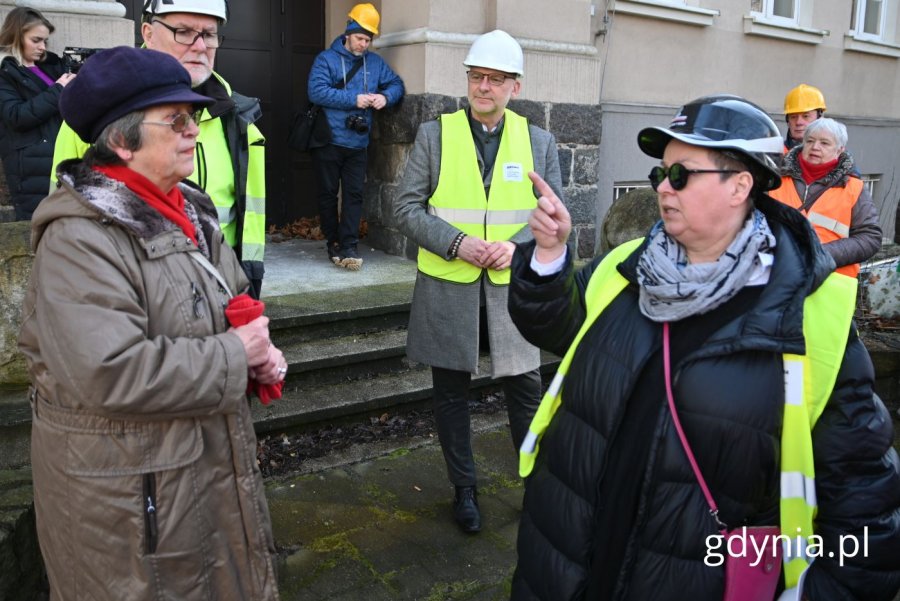 Uczestnicy wizyty na terenie budowy Centrum Nowoczesnego Seniora // fot. gdynia.pl