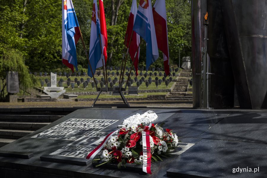 W samo południe przewodnicząca Rady Miasta Joanna Zielińska złożyła wieniec na cmentarzu im. Obrońców Wybrzeża/fot. Przemysław Kozłowski