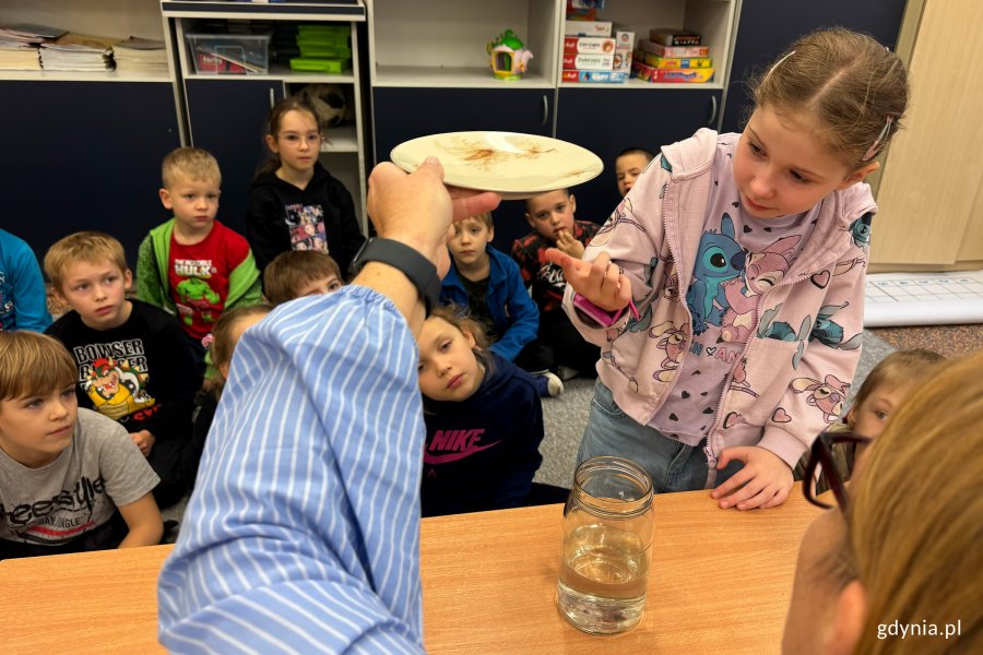 Szkolny Festiwal Nauki w Gdyni w SP 17, na zdjęciu skraplanie podczas zajęć logicznego myślenia (fot. Katarzyna Balcerzak)