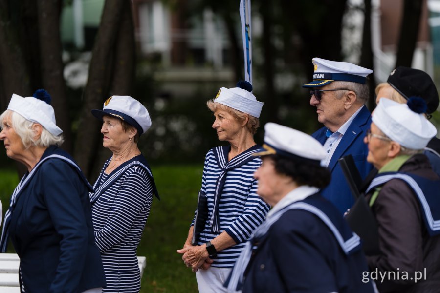 Grupa os&oacute;b w marynarskich strojach