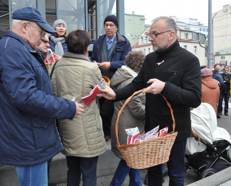 Flagi rozdawał wiceprezydent Gdyni Michał Guć // fot. Magdalena Czernek