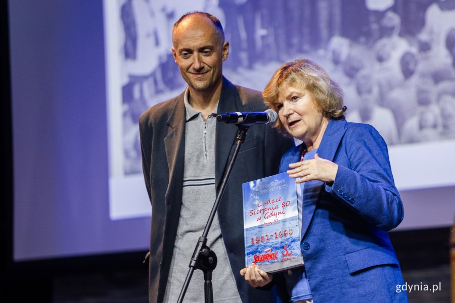 Od prawej: Małgorzata Sokołowska i Robert Chrzanowski prezentujący jedenasty tom albumu „Ludzie Sierpnia '80 w Gdyni” // fot. Karol Stańczak