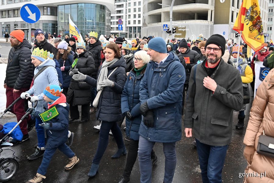 Uczestnicy orszaku przemierzający ulice Gdyni, a wśród nich: (od prawej) radny Gdyni Lechosław Dzierżak, wiceprezydent Gdyni Bartosz Bartoszewicz, Joanna Zielińska - przewodnicząca Rady Miasta Gdyni i wiceprezydentka Gdyni Katarzyna Gruszecka-Spychała