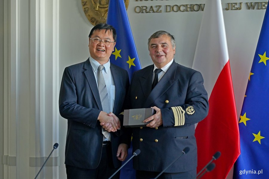 Lo Ta-Sheng – wiceprezydent Kaohsiungu oraz prof. dr hab. inż. kpt. ż. w. Adam Weintrit, rektor Uniwersytetu Morskiego w Gdyni podczas spotkania, które odbyło się na terenie uczelni. W tle flagi Polski i Unii Europejskiej