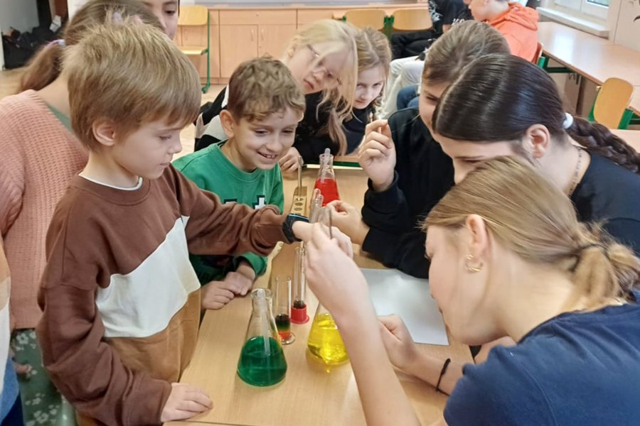 Szkolny Festiwal Nauki w Gdyni! Na zdjęciu prezentacje w SP 26 (fot. SP 26)    