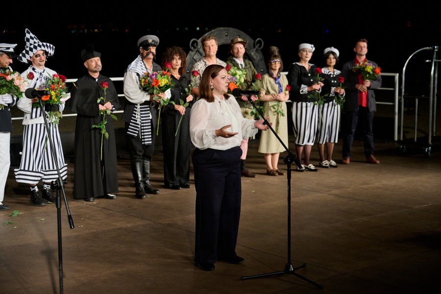 Na scenie prezydent Gdyni Aleksandra Kosiorek i aktorzy Teatru Miejskiego