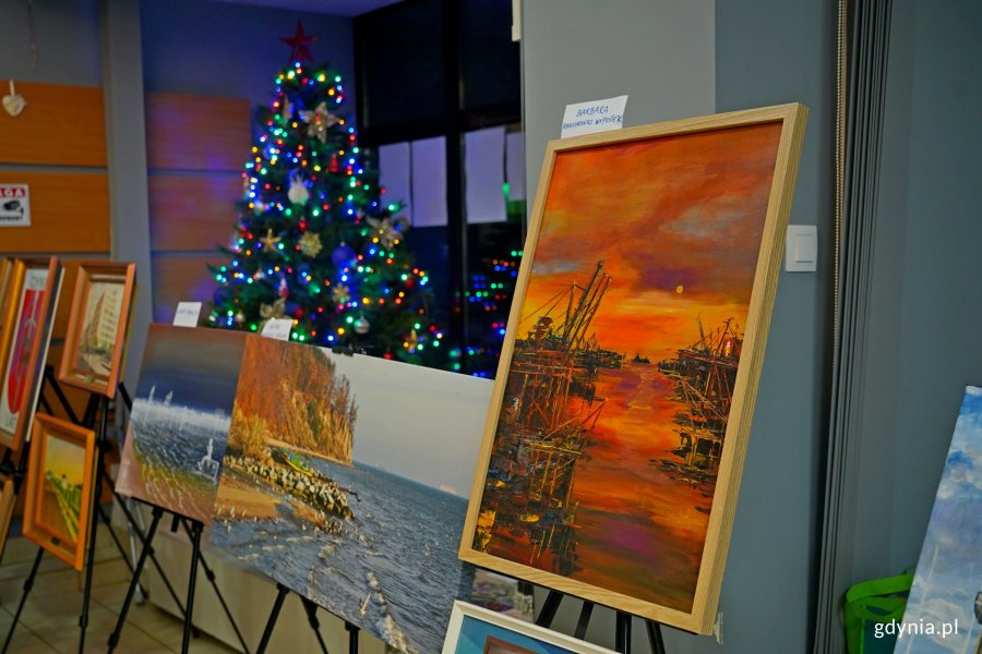 Obrazy prezentowane podczas prewernisażu wystawy &bdquo;100 obraz&oacute;w na 100-lecie Gdyni&rdquo; w Gdyńskim Centrum Organizacji Pozarządowych 