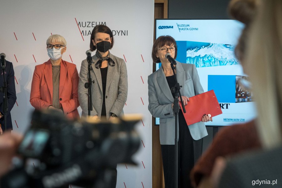 Od lewej: Joanna Zielińska - przewodnicząca Rady Miasta Gdyni, Katarzyna Gruszecka-Spychała - wiceprezydent Gdyni ds. gospodarki oraz Karin Moder - dyrektor Muzeum Miasta Gdyni podczas wernisażu wystawy „Morze\ Miasto \ Port” // fot. Kamil Złoch