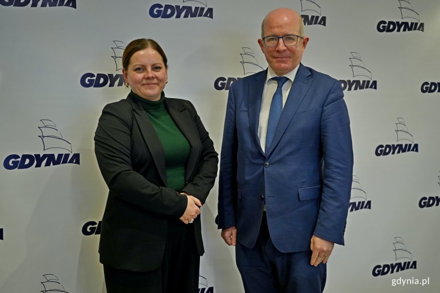 Prezydent Gdyni Aleksandra Kosiorek i Patrick Haughey – ambasador Irlandii w Polsce podczas spotkania w Urzędzie Miasta Gdyni 