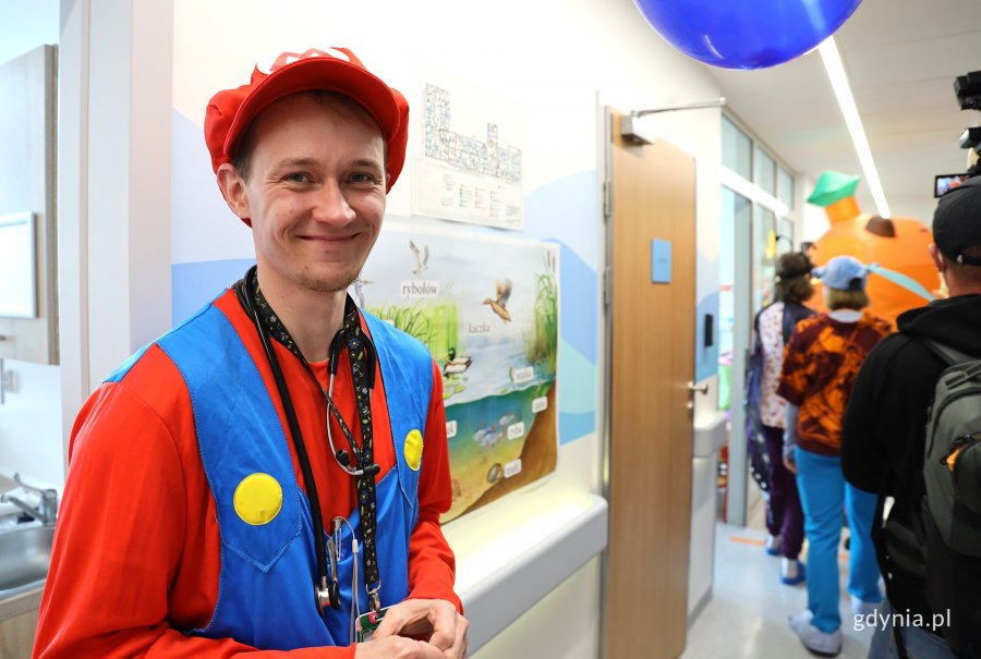 Na zdjęciu pracownik szpitala przebrany za Super Mario