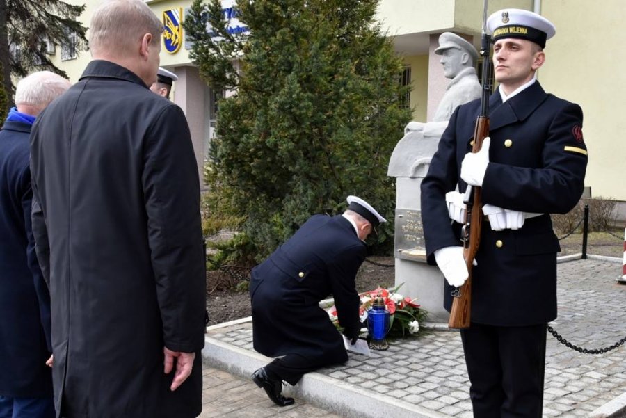 Delegacje złożyły kwiaty pod pomnikiem patrona jednostki komandora Bolesława Romanowskiego.fot. Marian Kluczyński, Piotr Leoniak