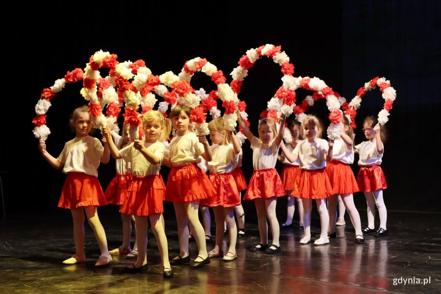  &bdquo;Ahoj, hip, hip hura, Gdynia 100 lat ma&rdquo;, na zdjęciu dzieci z Przedszkola Nr 43 &bdquo;Jantarek&rdquo; w Gdyni (fot. Katarzyna Balcerzak)