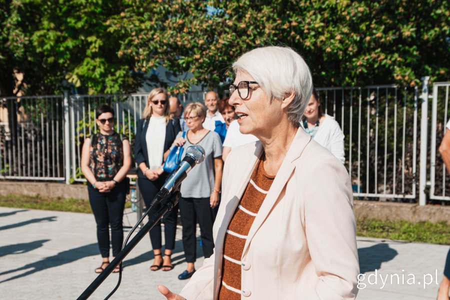  Przemawiająca na uroczystym otwarciu boisk zewnętrznych przy ZSO nr 6 w Gdyni, Joanna Zielińska, Przewodnicząca Rady Miasta Gdyni 