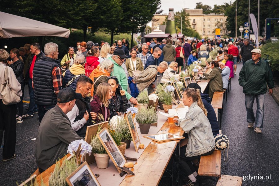 Ludzie przy stole