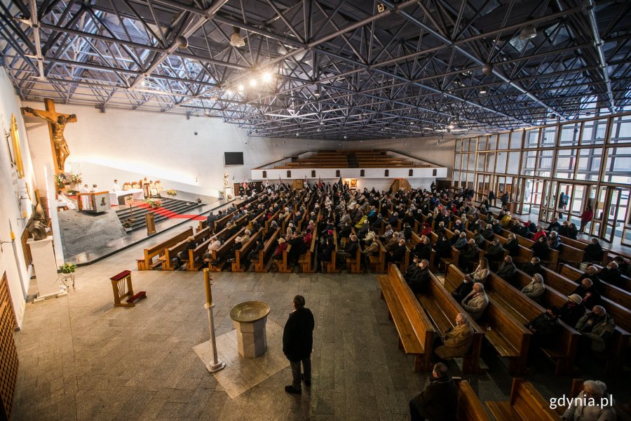 Msza święta w intencji ojczyzny w kościele pw. Najświętszej Maryi Panny Królowej Polski. Widok z góry na ołtarz i ławki, w których siedzą wierni // fot. Karol Stańczak