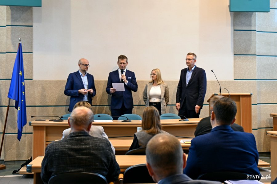 Podpisanie umowy w sali obrad Urzędu Miasta Gdyni przez wiceprezydenta Gdyni Bartłomieja Austena, Michała Felona, dyrektora Zarządu Dróg i Zieleni oraz przedstawicieli firmy Energa Obrót SA