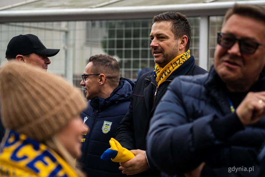 Wojciech Pertkiewicz, prezes Arki Gdynia. Symboliczne odsłonięcie tablicy z nazwą placu Janusza Kupcewicza przy Stadionie Miejskim w Gdyni (fot. Kamil Złoch)