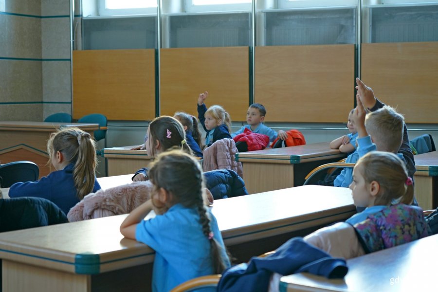 Pierwszoklasiści ze Szkoły Podstawowej nr 40 podczas wizyty w Urzędzie Miasta Gdyni 