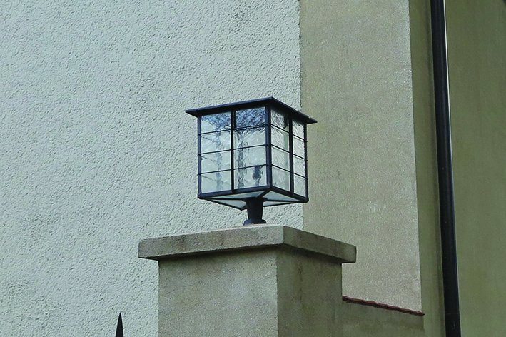 5.	Lampa z końca lat 20. XX w. przed wejściem do budynku d. Biura Budowy Portu przy ul. Waszyngtona 38