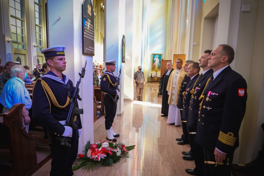 Podczas mszy odsłonięto pamiątkową tablicę // fot. st. chor. szt. mar. Piotr Leoniak 