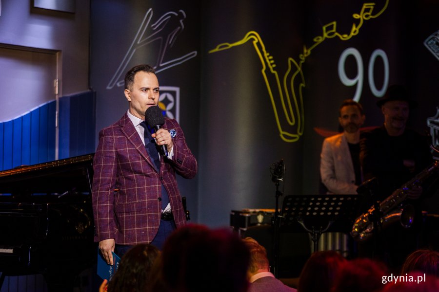 Kamil Wicik, prowadzący koncert z okazji 90. urodzin Przemka Dyakowskiego