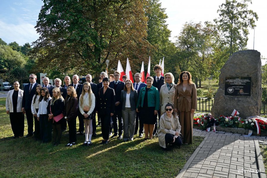 Wsp&oacute;lne zdjęcie uczestnik&oacute;w uroczystości z okazji 87. rocznicy zakończenia walk w obronie Kępy Oksywskiej 