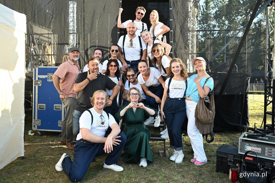 Na zdjęciu widoczni m.in. aktorzy Teatru Muzycznego, reżyser koncertu Bernard Szyc oraz radna miasta Gdyni Agnieszka Tokarska. (fot. Michał Puszczewicz/gdynia.pl) 