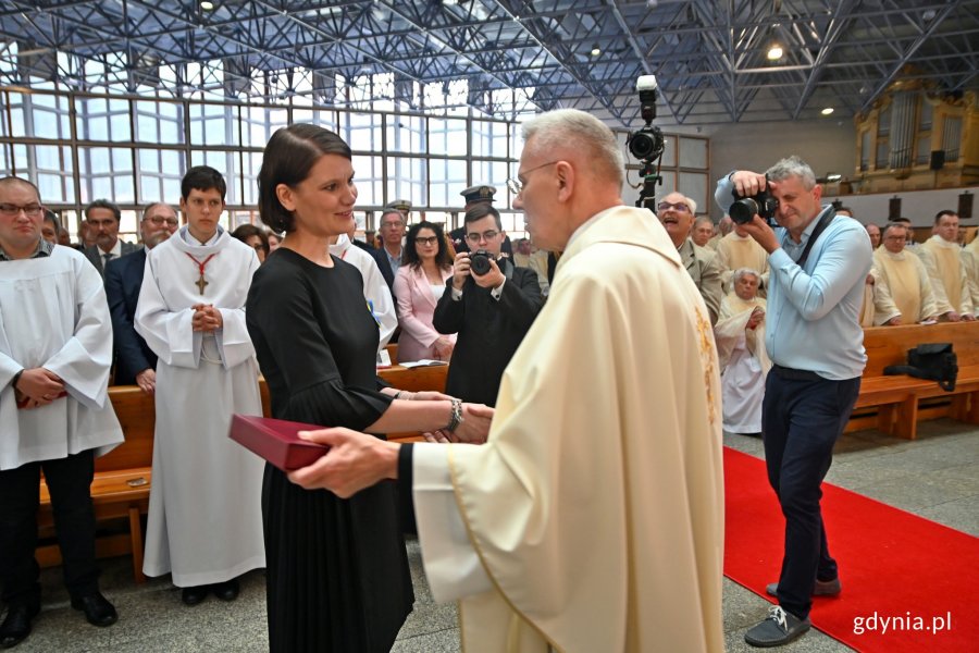 Pamiątkowy medal dla prezydenta Wojciecha Szczurka odebrała wiceprezydent Katarzyna Gruszecka-Spychała. Wręcza go jej ks. Edmund Skalski - proboszcz parafii pw. Najświętszej Maryi Panny Królowej Polski // fot. Magdalena Czernek // fot. Magdalena Czernek