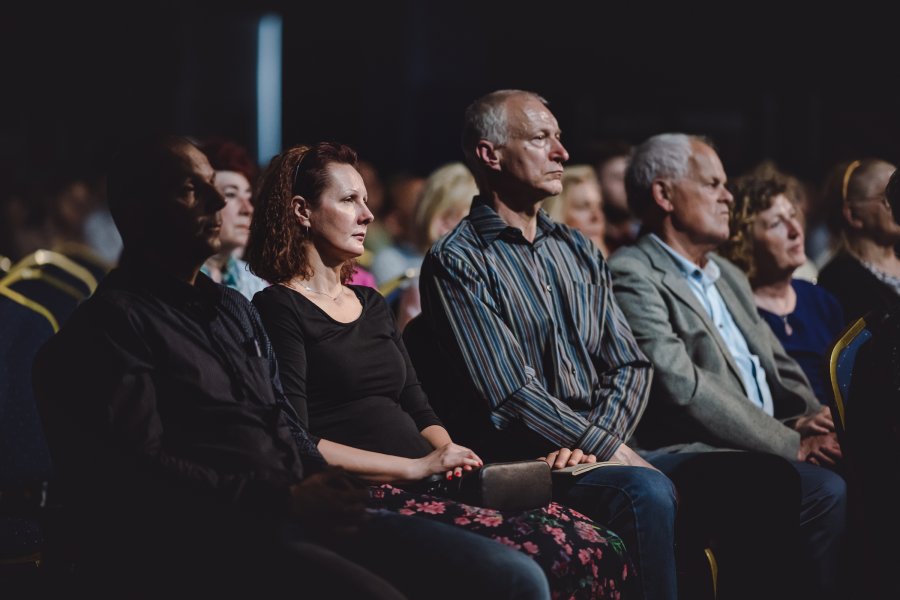 Piątkowy koncert w sali koncertowej Portu Gdynia - Orkiestra Symfoniczna Filharmonii Bałtyckiej pod batutą Massimiliano Caldiego oraz z Magdaleną Bojanowicz na wiolonczeli, fot. Tomasz Kamiński