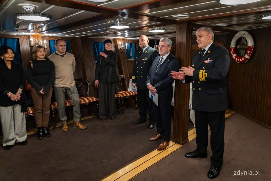 Wręczenie pierwszej statuetki &ndash; nagrody im. komandora Macieja Janiaka na pokładzie ORP &bdquo;Błyskawica&rdquo; (fot. Kamil Złoch)