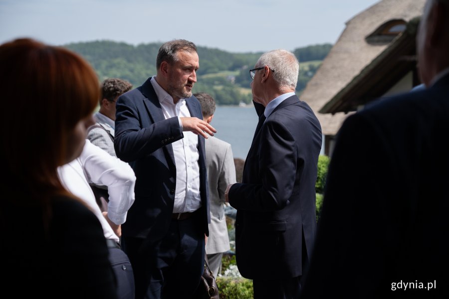 Na zdjęciu dyrektor zarządzający ds. społecznych Tomasz Augustyniak i starosta kartuski Bogdan Łapa (fot. Natalia Kawalerowicz)