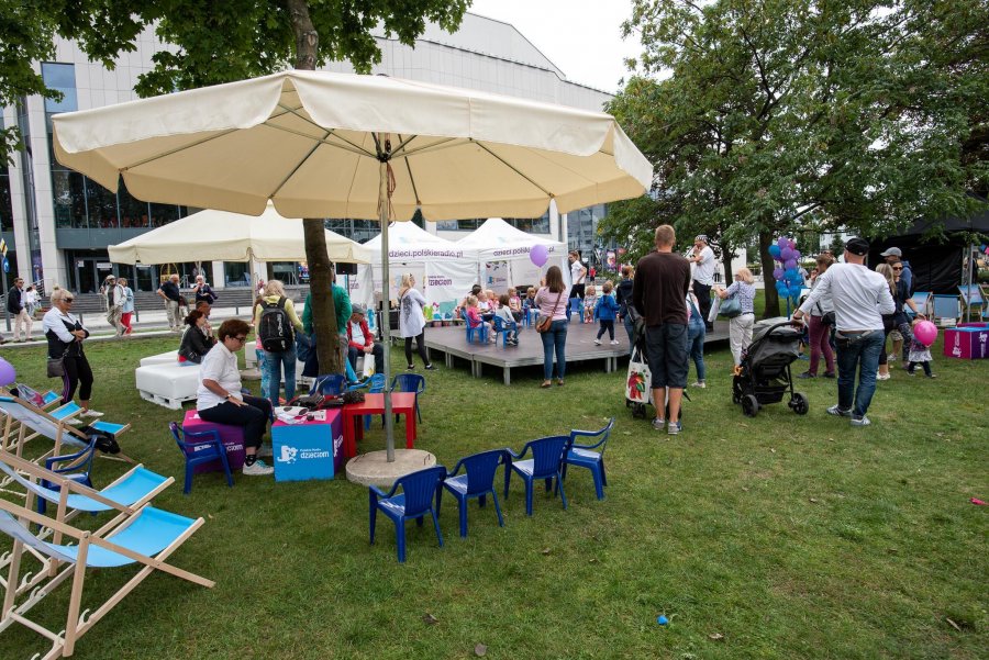 Plenerowe studia Polskiego Radia nadają z Gdyni przed „Lato z Radiem Festiwal”, fot. Dawid Linkowski