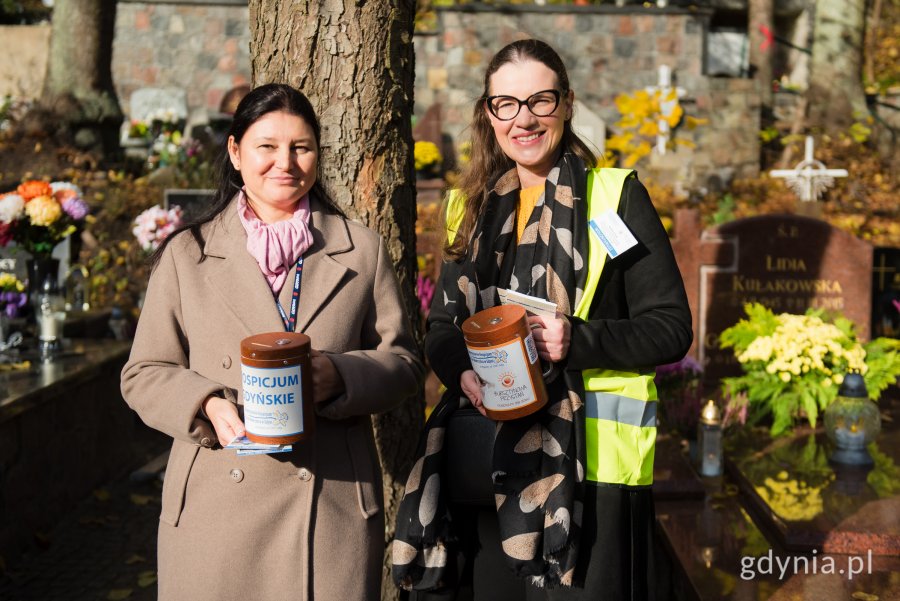 Od prawej: posłanka Wioleta Tomczak i radna miasta Emilia Rogała podczas kwesty na rzecz gdyńskiego hospicjum
